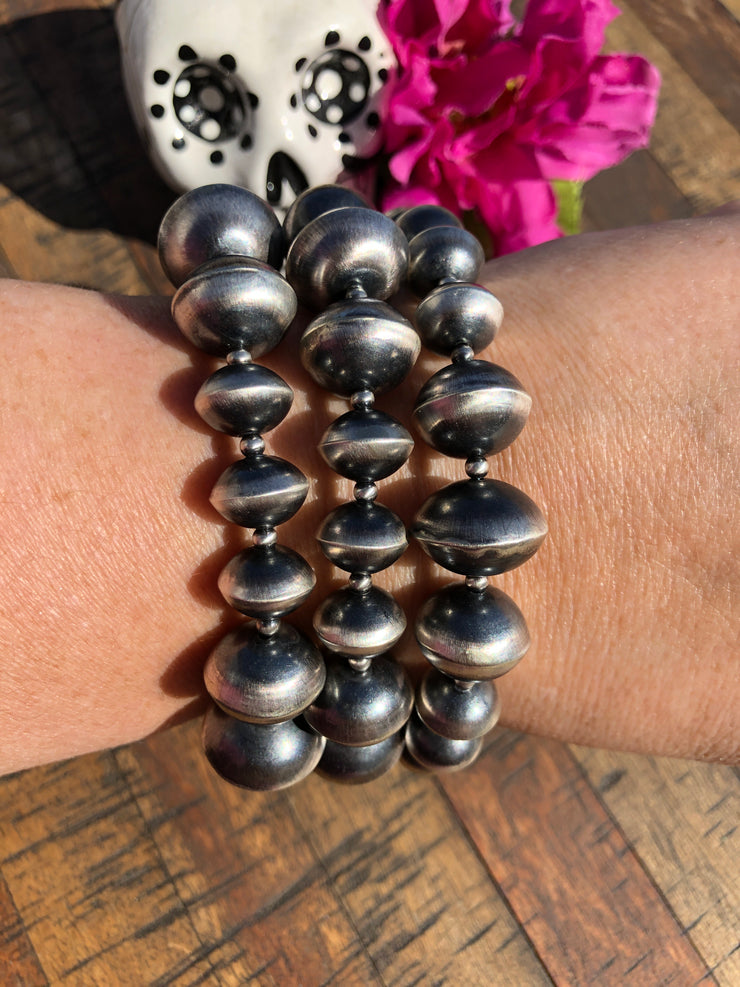 Saucer Pearl Stretch Bracelet